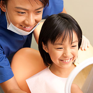 子供と歯科スタッフ