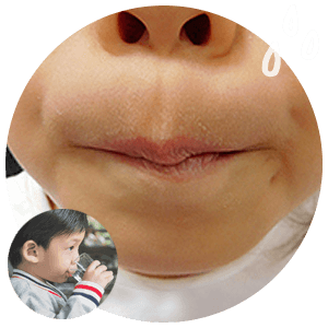 水を飲む時に口に力が入ってる特に唇に力が入る